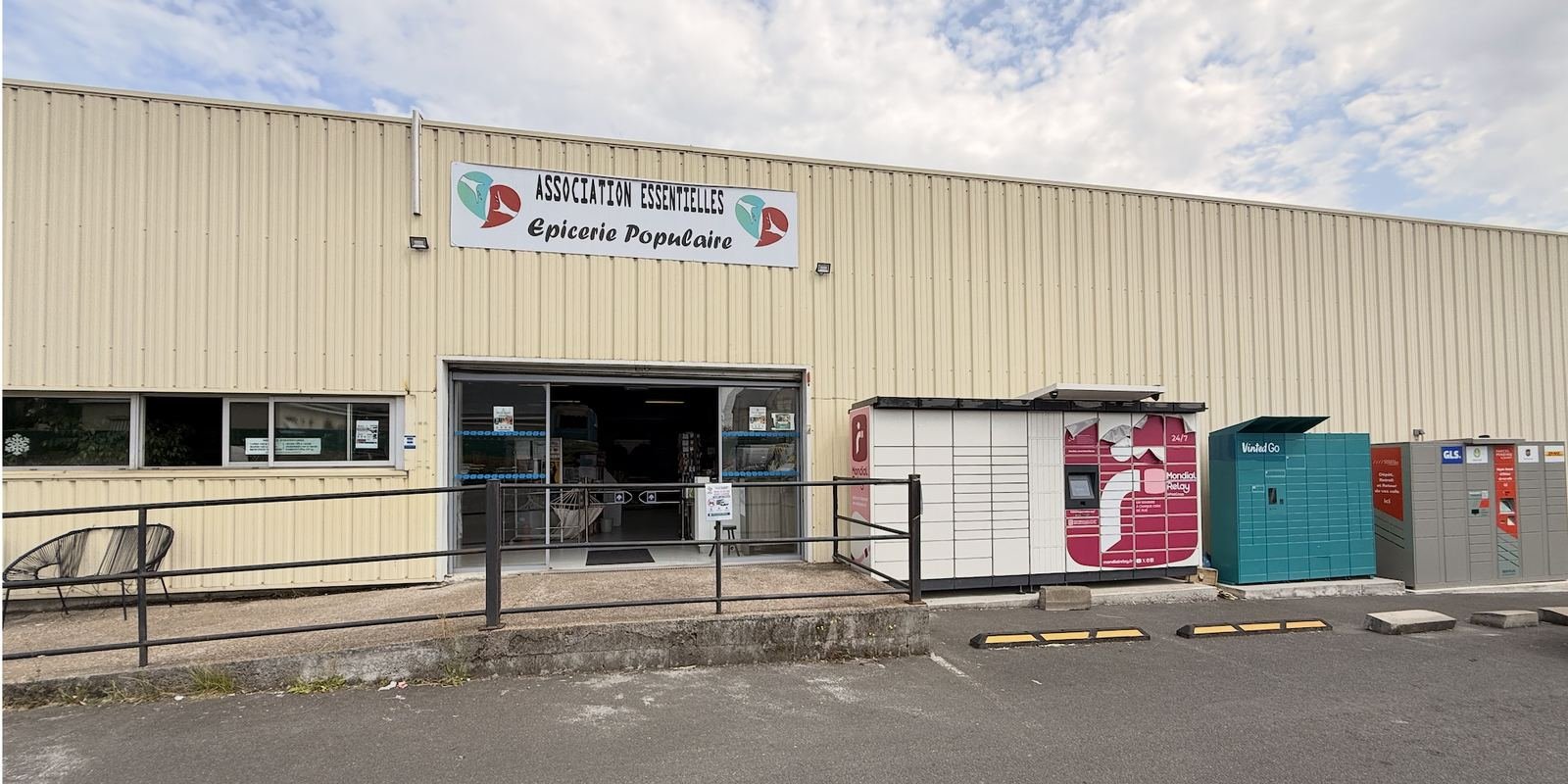 Entrée de l’épicerie à Blois, à côté des consignes colis