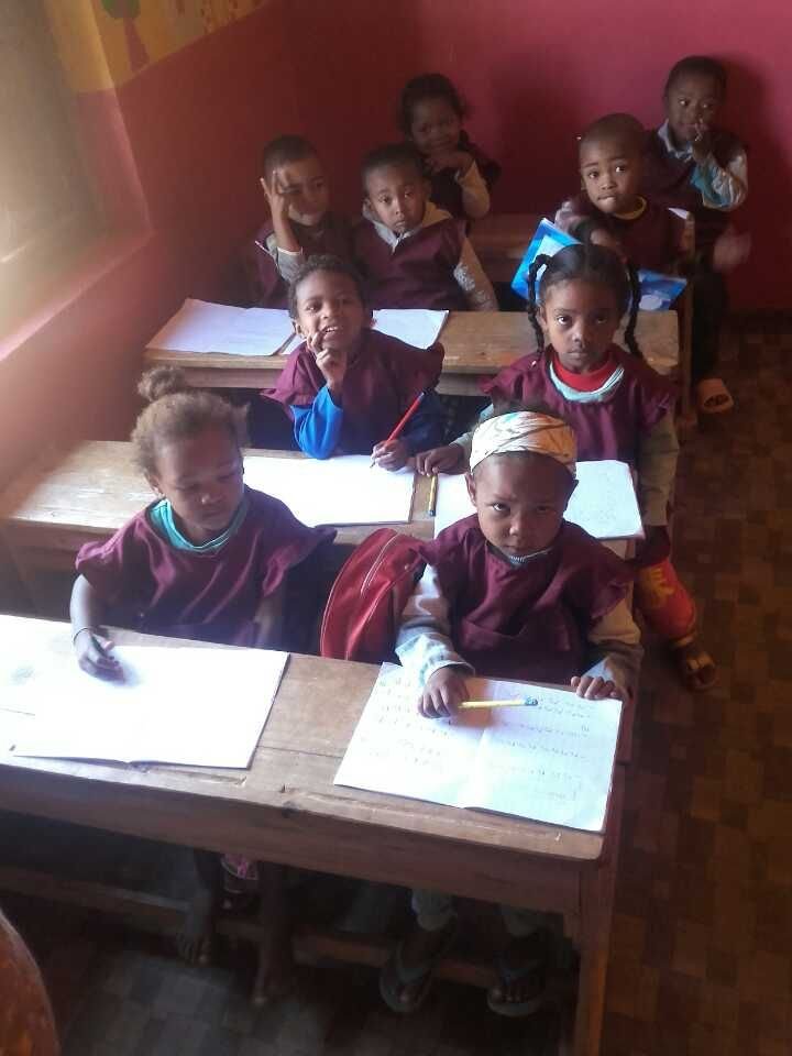 Élèves au travail dans leur classe à Madagascar