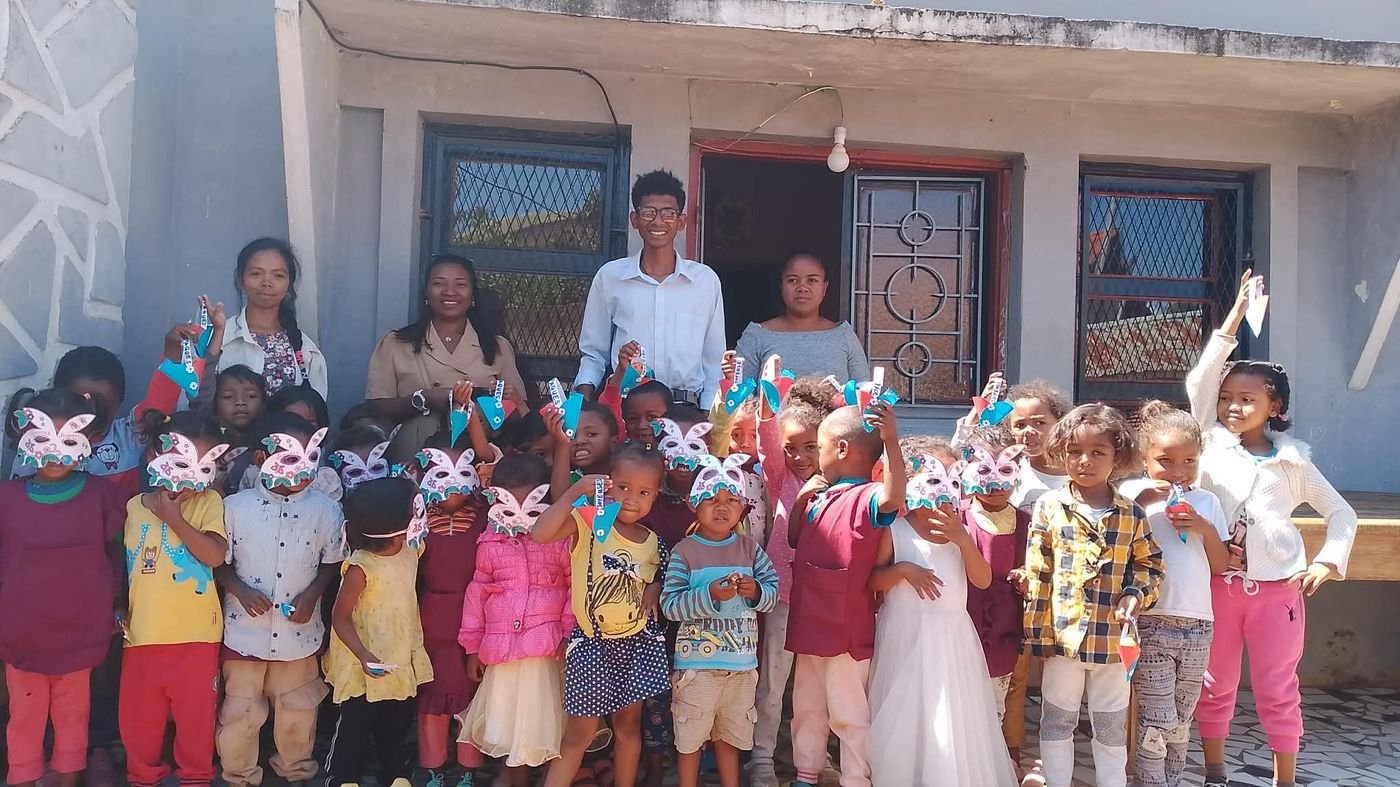 Enfants et enseignants d’une école soutenue à Madagascar