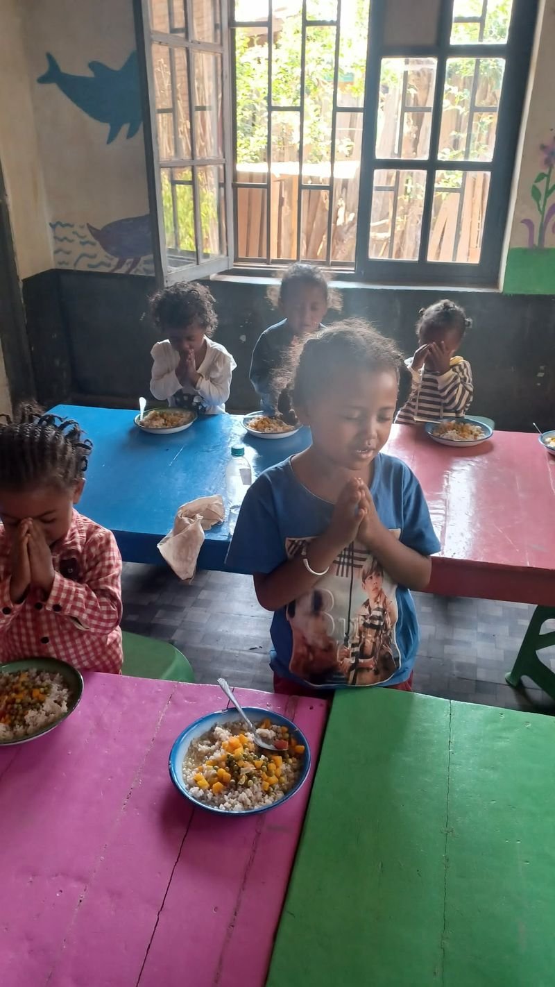 Enfants avant le repas à l’école, à Madagascar
